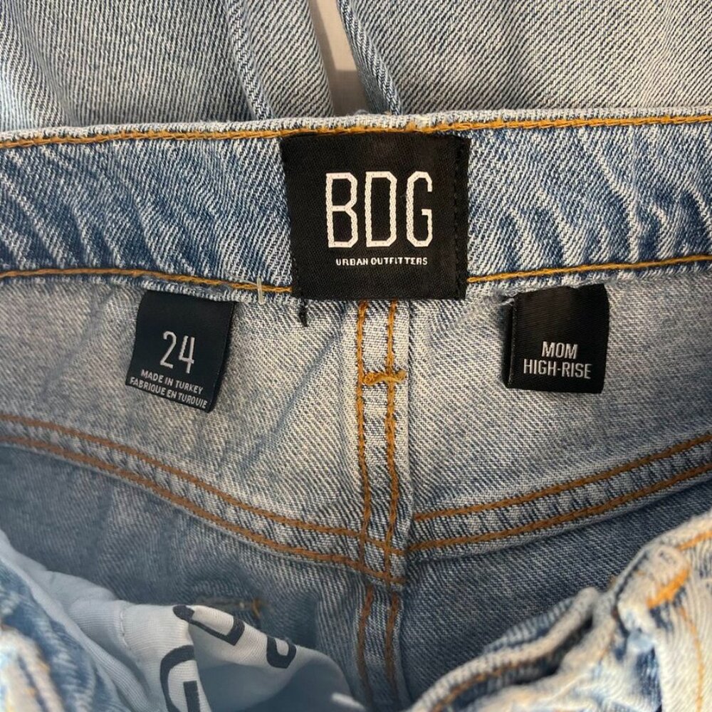 NEW BDG Urban Outfitters Mom High Rise Distressed Jeans 24 Light Wash - Picture 5 of 13